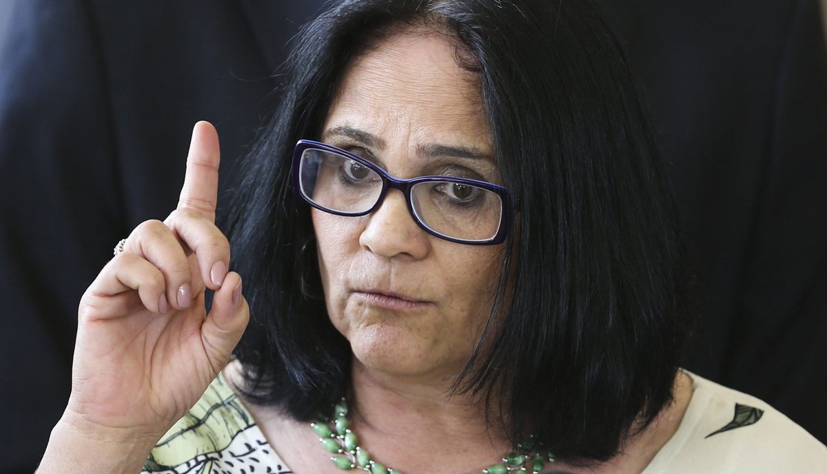 congressoemfoco's tweet photo. Damares Alves é acusada de sequestrar e criar ilegalmente criança indígena, mostra @RevistaEpoca https://t.co/iXElWsEl8z https://t.co/Tf2N2zGXTo