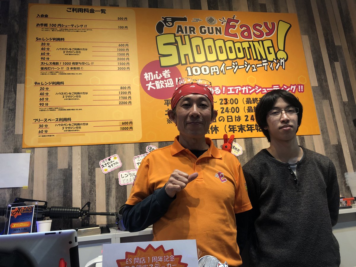 EShoooooting's tweet photo. EasySHOOOOOTING! オープニングスタッフのはっしーが、戦闘勤務終わりに手伝いに来てくれました！
私カズヤも、はっしーから仕事を教わったんですよね〜。
思い出が詰まったこの店も、あと30分あまりで閉店ですが、最後まで皆様のお越しをお待ちしておりますね。
#八王子 #インドアレンジ https://t.co/f2Hnel7Zn4