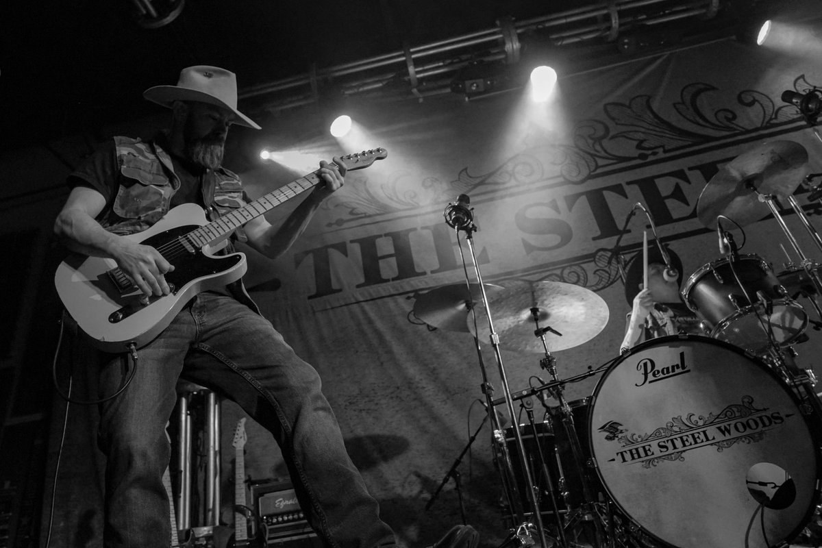 bigvisual_group's tweet image. The music scene is all the buzz about @thesteelwoods, who recently played at @theryman. Check out this fun stage backdrop we created for the band! (Photo credit: Jason DeRamo) #growthewoods #stagebackdrops #concertsignage