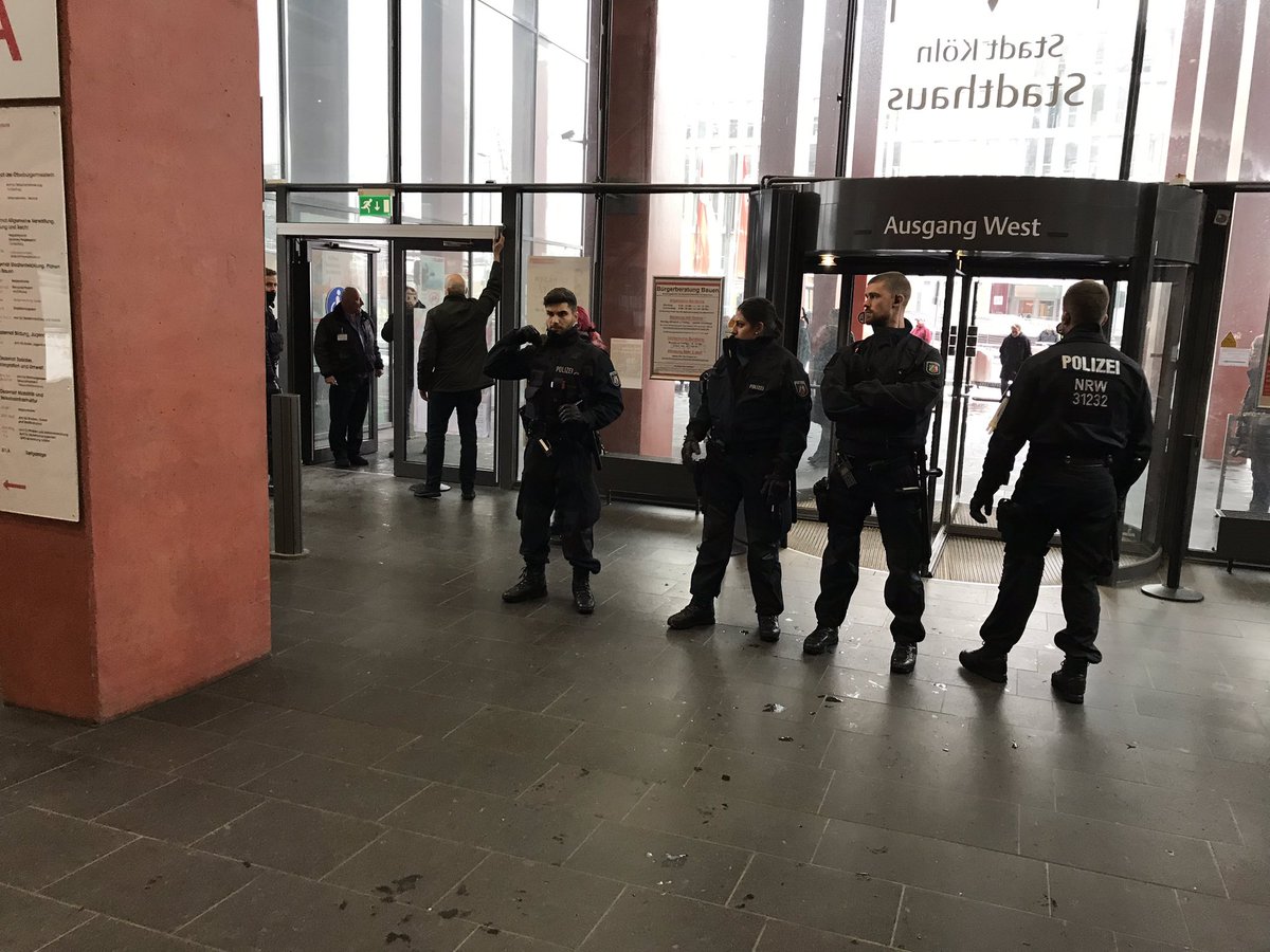 Rabaz On Twitter 1330 Polizei Jetzt Vor Ort Wirken Planlos