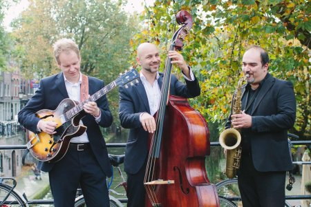 congressteden's tweet photo. Muzikale touch bij congres | Jazztrio Majazztic
stijlvolle muziek geeft het congres en event cachet

Majazztic brengt live jazz waarbij een goed gesprek mogelijk blijft 
een fris alternatief voor salon- en pianomuziek
https://t.co/wSFfnboGby https://t.co/3MYVuFFhVy