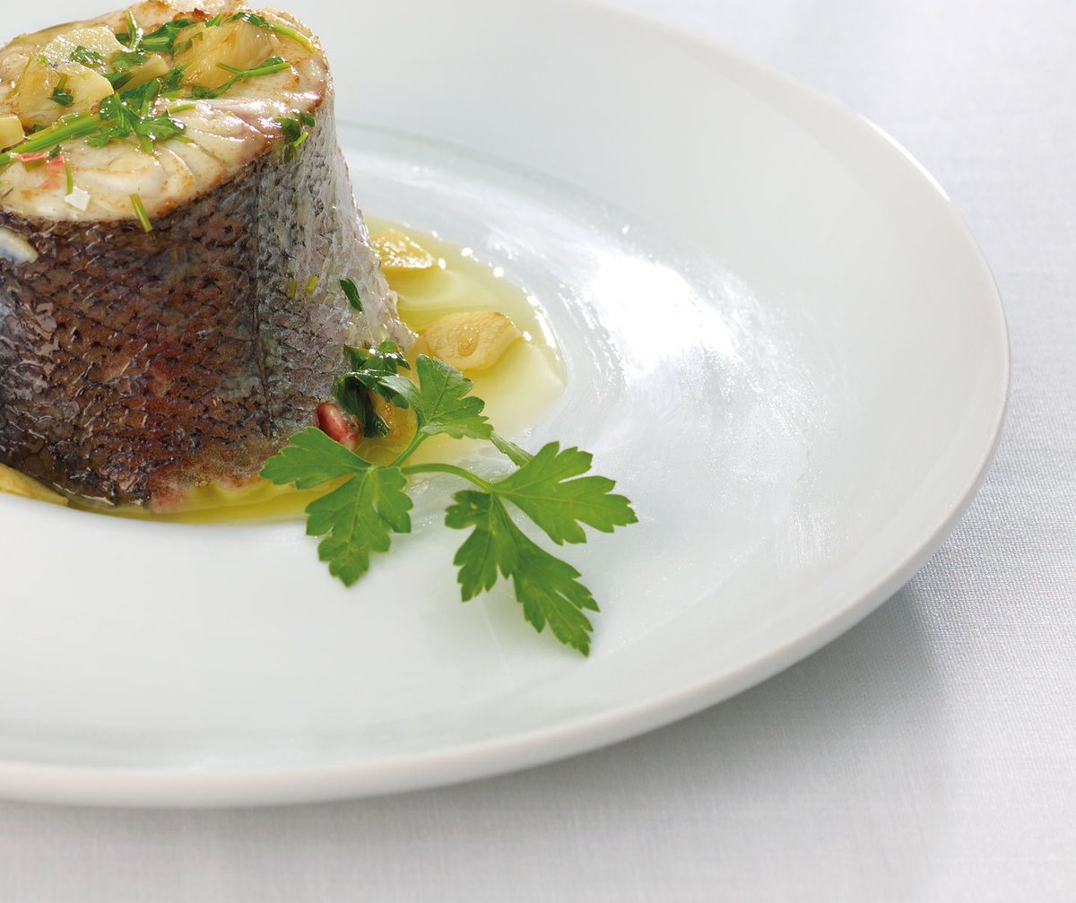 visitbiscay's tweet photo. 🍴 The day that Paquita Salazar, 👩‍🍳 from the Penalty restaurant of Ondarroa ran out of charcoal, she had to improvise and 💭 invented a new way of cooking hake. 

This is how the delicious ondarresa hake 🐟 recipe was born. 

#visitbiscay #culinarynation  #hake #bilbaobizkaia https://t.co/GHCPKdk1Ar