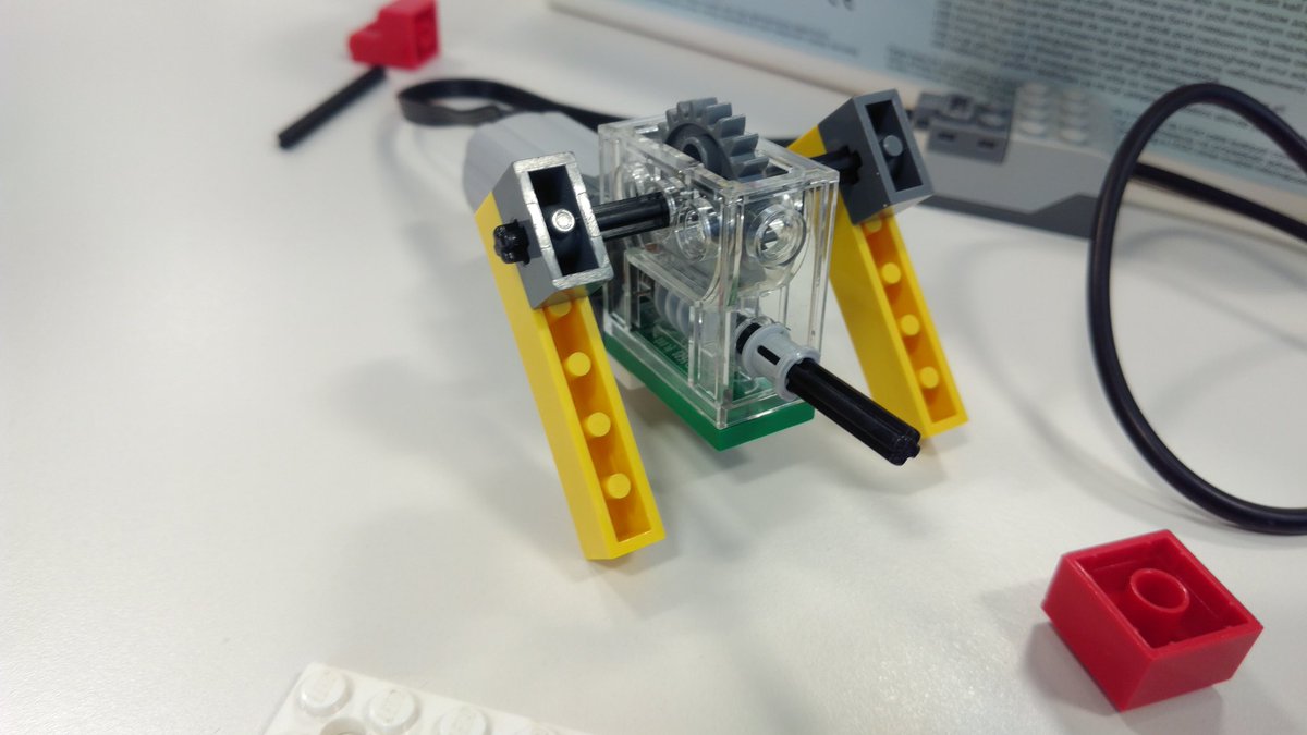 profesorcci's tweet photo. #hoy #jueves hemos pasado un rato muy divertido con los alumnos del #ColegioHilarionGimeno #programasdidacticos #LEGO @IbercajaSocial https://t.co/x4eoYDbWhq