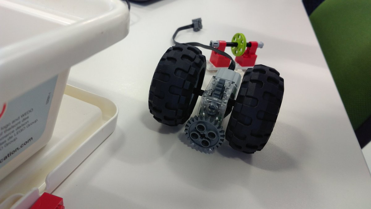 profesorcci's tweet photo. #hoy #jueves hemos pasado un rato muy divertido con los alumnos del #ColegioHilarionGimeno #programasdidacticos #LEGO @IbercajaSocial https://t.co/x4eoYDbWhq