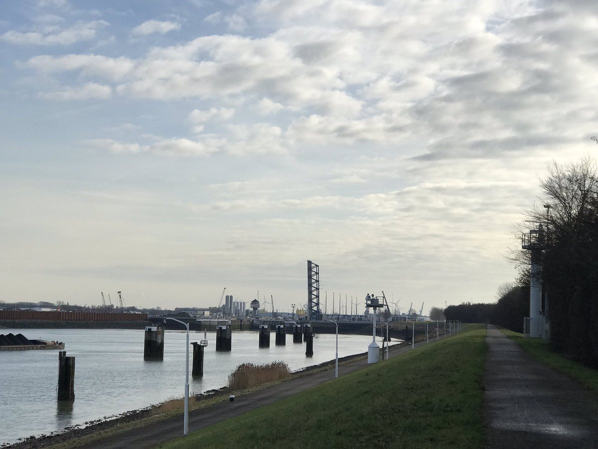 hon_joke's tweet photo. De grote #sluis in #Terneuzen #duwboot gevuld met kolen lag te wachten om door de sluis te varen! https://t.co/TJwZOP3esK