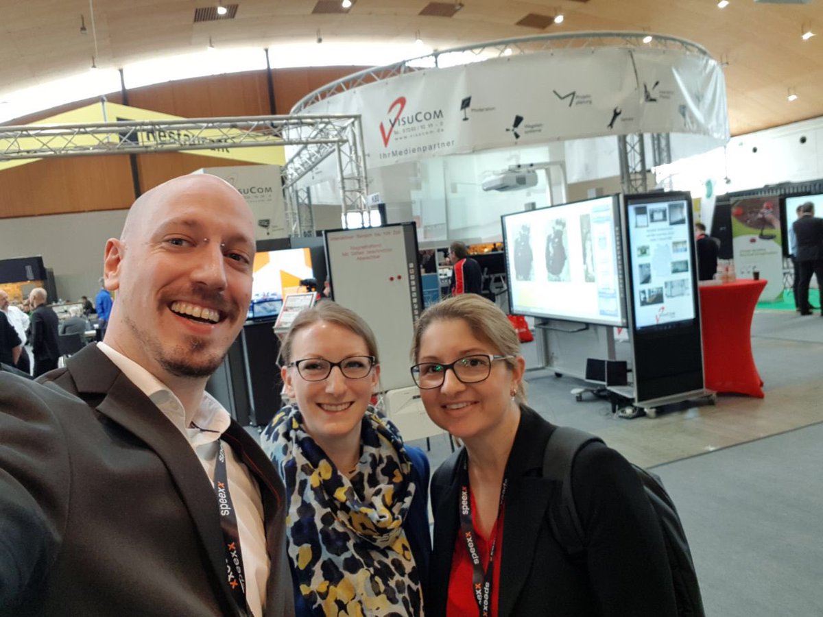 Durler_Rastatt's tweet photo. Zwei Durlerinnen und ein Durler. Auf der #Learntec19 war die #JDS wieder stark vertreten, u.a. mit Vorträgen von @TeachHam und @SMHassemer . Insgesamt waren wir sieben Kolleg*innen, z.B. @Chrischawawi, @Intervisionaer. Die meisten davon kamen mittags nach dem Unterricht. https://t.co/NxqE34ESRB