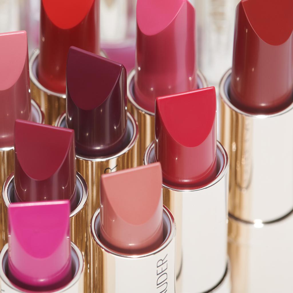 EsteeLauderTR's tweet photo. Uzun süre dayanıklı, yoğun ve çarpıcı bir bitişe sahip, Pure Color Love Lipstick'te tüm aradığınız özellikleri bulabilirsiniz ! Sizin en sevdiğiniz Pure Color Love tonu hangisi? #EsteeLauder #PureColorLove https://t.co/LV5N7C2ncb