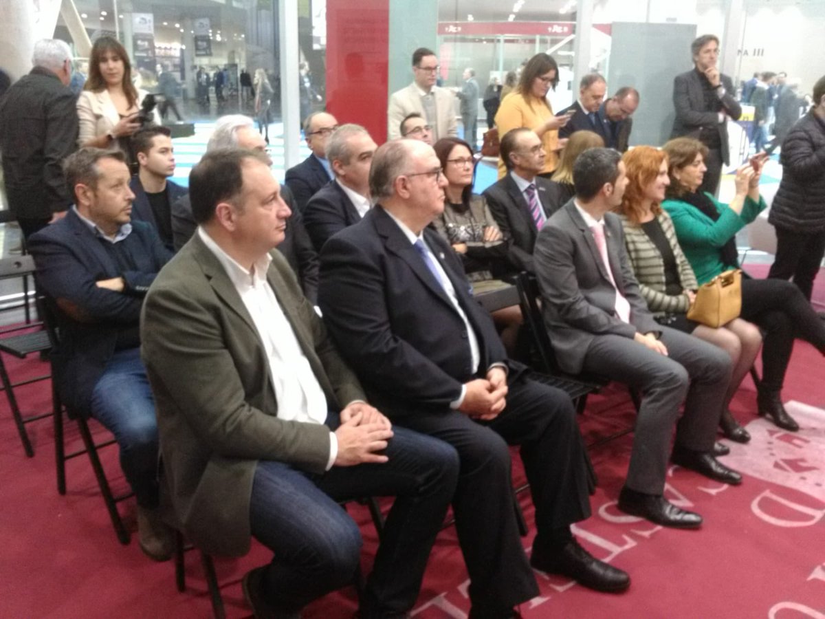 SocEspCeramVidr's tweet photo. Hoy en @Cevisama stand @dipcas Acto de entrega de Memorias Técnicas y Acta del Jurado de los #PremiosAlfadeOro 2019 @ondaesweb para su custodia en el Museo del Azulejo Manolo Safont @Feria_Valencia @rocersa_es #DigitS #Vernis y #Excelshower https://t.co/Tsg7ElopN9