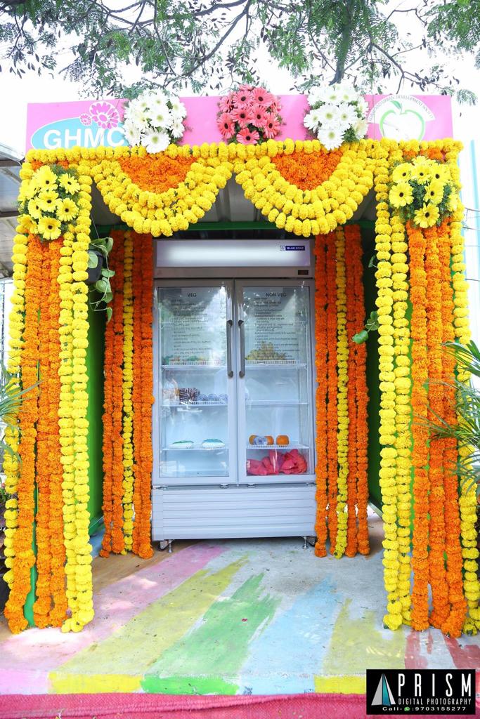 harichandanaias's tweet image. #GHMC introduces "Feed the need" public refrigerators. Any one having excess food and wishing to donate can leave food in these fridges.Those hungry can take food freely from them. (applehome NGO will maintain n ensure no stale food is left) #ReduceFoodWaste #BeatHunger