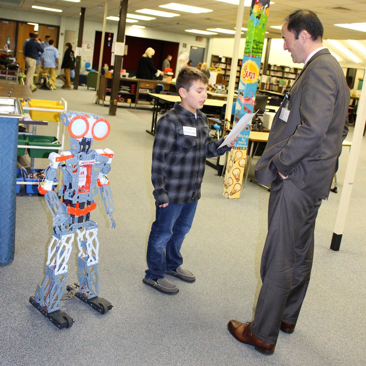 One of our favorite pics from Silver Bay Elementary School's Family Maker Night. 😀🤖 For more photos and the full story: tinyurl.com/ycblveeq #WeAreTRschools