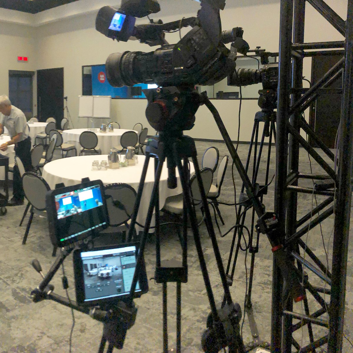 AdventureArt's tweet photo. New personal record. Operating 4 cameras alone. Close up, medium & wide via 4K #TitanExtract, and rolling audience shot on #CanonXC10 via wifi app. #odyssey7qplus #chrisowenhalper #eventvideo #torontovideo #videoproduction @ConvergentD https://t.co/pXpdV6Skna