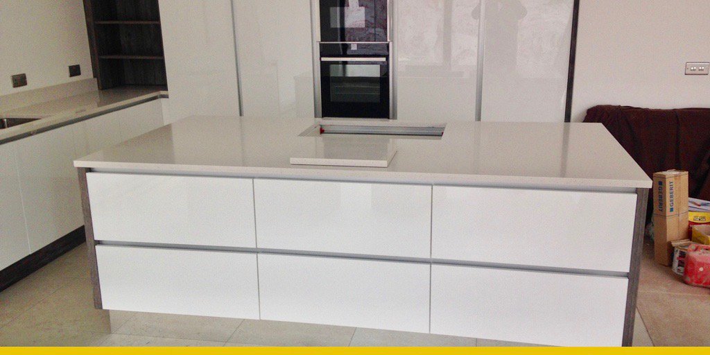 A sleek recent install featuring our True-handleless kitchen range here with a White Gloss Door and Pasadena Pine by @EGGER_UK 

Worktops: <a href="/Silestone/">Silestone by Cosentino</a> Blanco Maple