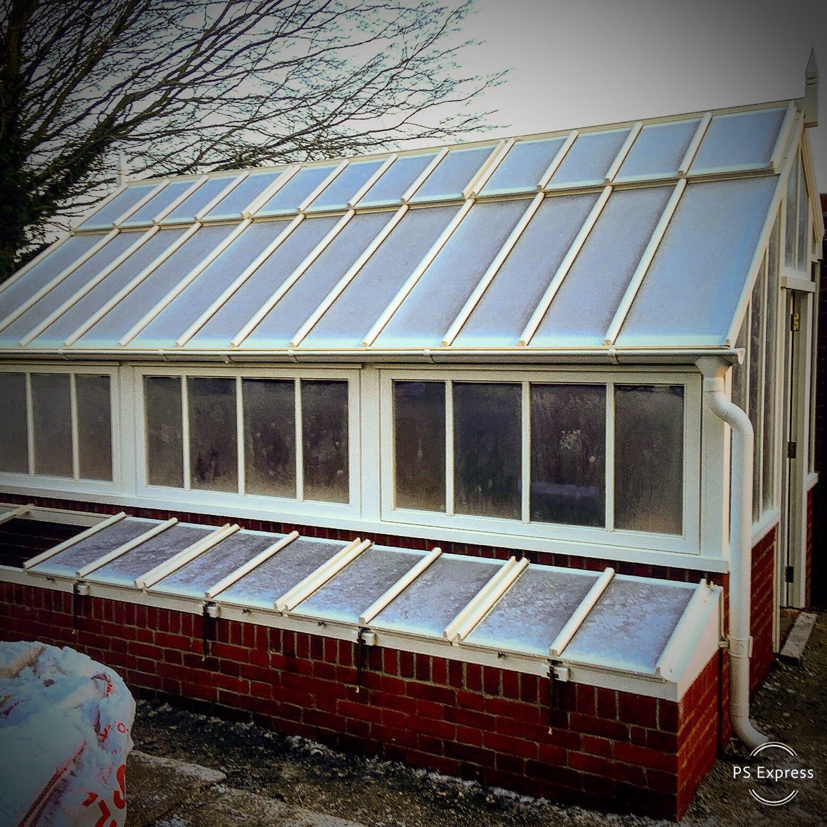 WhiteCottageLB's tweet photo. It was a crisp -4 on site this morning 🥶#greenhouse #installation  #timeforacupoftea https://t.co/cF6Zc02YzV