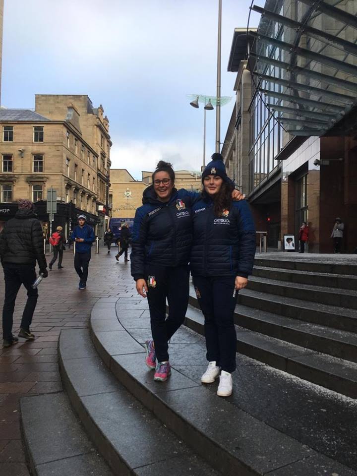 SRRugbyFeminin's tweet photo. Mais où sont passées nos internationales ?!
🇫🇷 @big_vali &amp; @Caro_Drouin participent au #Sydney7s avec @FFRugby 
➡️ Le programme https://t.co/FH4VrEwTkj
 Ila Arrighetti &amp; @MelissaBettoni sont titulaires pour le @Womens6Nations
➡️ @Scotlandteam - @Federugby c'est vendredi à 20h35 https://t.co/SFYs61bQ60
