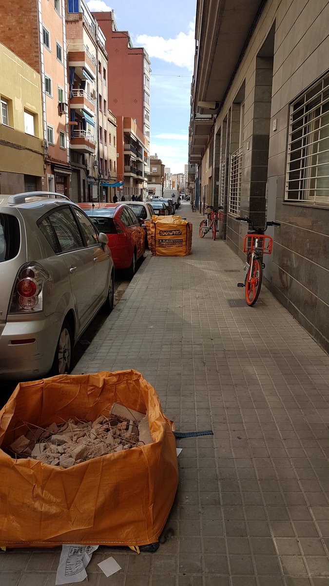 pahissa_siscu's tweet photo. Hola #Mobike i @LHAjuntament aquí un #discapacitat físic, un #invident, o un avi de #LHospitalet, tindrà problemes per passar, a l'estar les vostres bicis i altres obstacles envaint les voreres. A favor de la #BiciLH però #AixíNo
Imatge d'ara a Miquel Romeu 30 https://t.co/DIrYDbdHIg