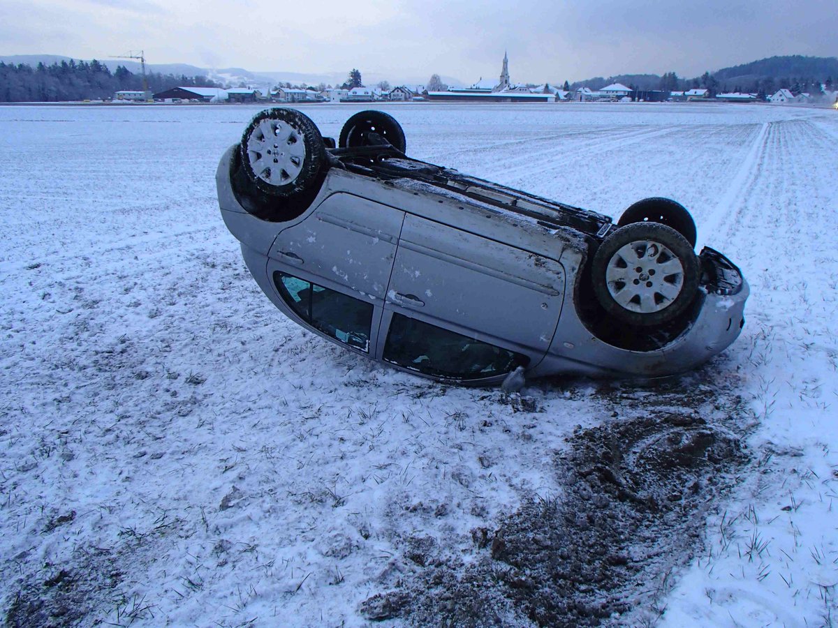 Kapo_Aargau's tweet photo. #Unfälle #Leuggern #Full Ungefähr ein Dutzend Meldungen von Unfällen auf Aargauer Strassen. https://t.co/WysElLlrRi https://t.co/w1c5GSSpV3