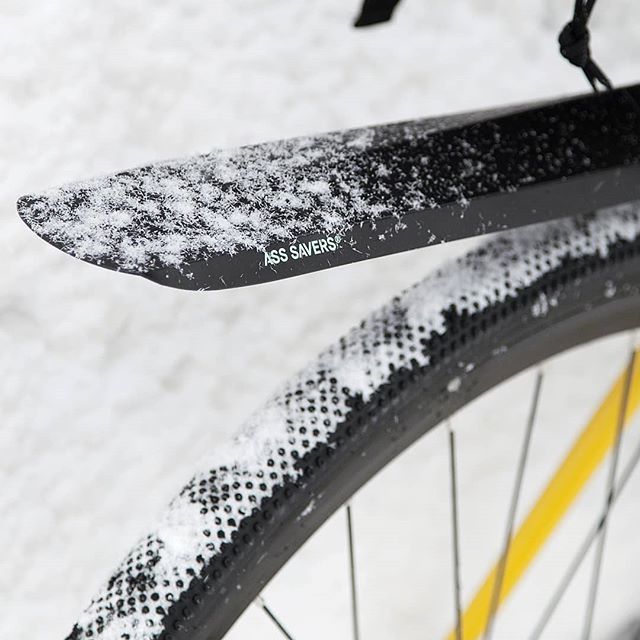 Loskakeli ≠ kurainen selkä. <a href="/asssavers/">Ass Savers</a> Fendor Bendor -takalokareiden uudet mallit toimii myös jarrusillattomissa rungoissa!

The new Fendor Bendor rear fenders from <a href="/asssavers/">Ass Savers</a> effectively protect your behind and also work on frames without a brake bridge! bit.ly/2WpWKAm