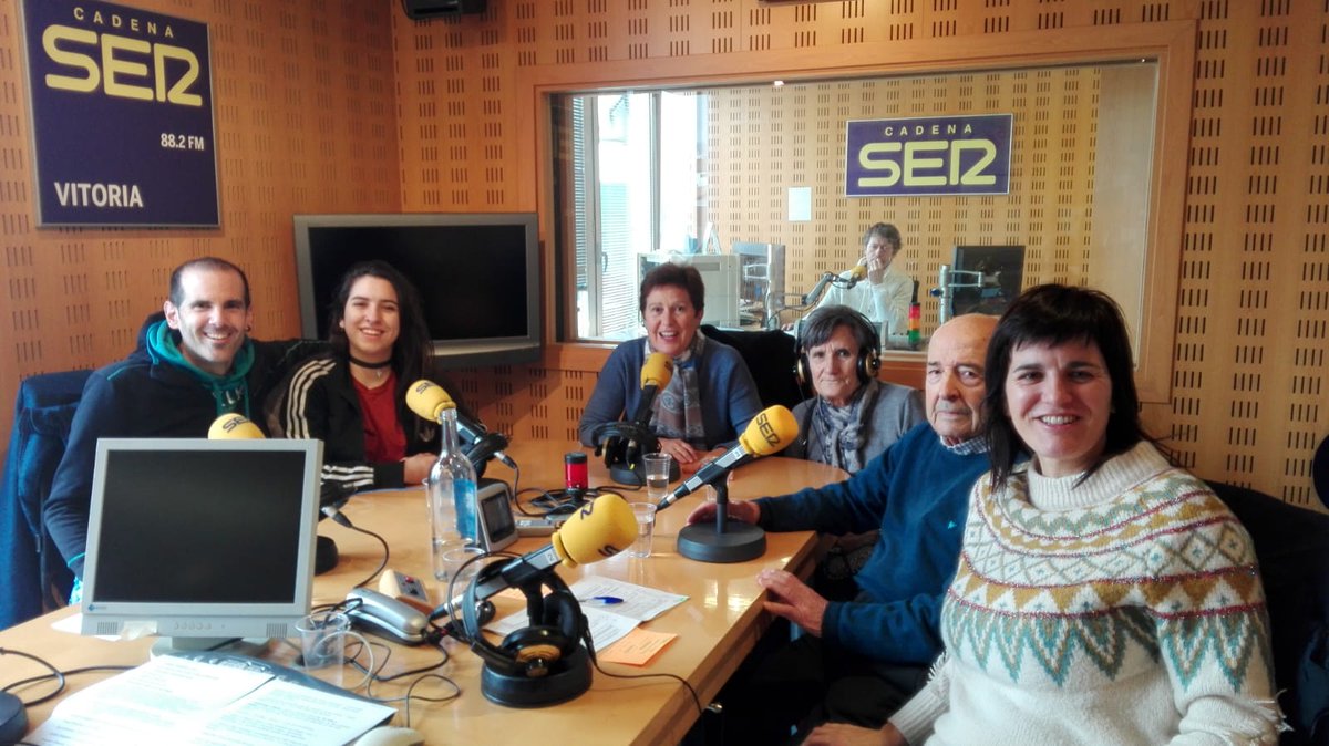 kokurrikularra's tweet image. Tertulia en @SERVitoria sobre relaciones #intergeneracionales #CSCM #IESFedericoBaraibar #CEIPSantaMariadeVitoria #PCO #PISEC #KOKUK