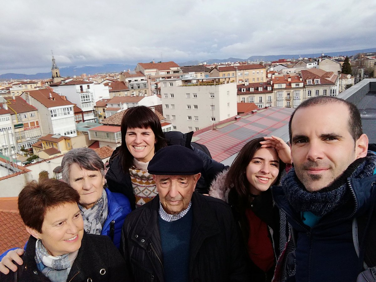 kokurrikularra's tweet image. Tertulia en @SERVitoria sobre relaciones #intergeneracionales #CSCM #IESFedericoBaraibar #CEIPSantaMariadeVitoria #PCO #PISEC #KOKUK