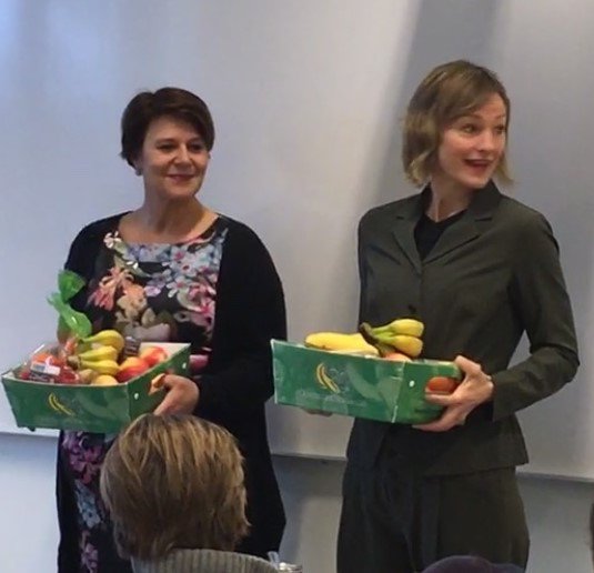 Hipp hurra! Nå får alle ungdomsskolelever i Oslo gratis skolefrukt 👏👏@Oslokommune <a href="/IngaMarte/">Inga Marte</a> @TellevikDahl #skolefrukt #folkehelse #5omdagen frukt.no/nyhetsrom#/pre…