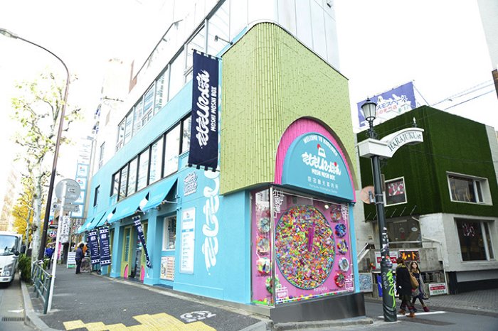 TokyoFashion's tweet photo. Harajuku's kawaii Moshi Moshi Box tourist center closes at the end of January 2019 - after a four year run - to make way for redevelopment. Sebastian Masuda's landmark colorful clock, attached to the building, will disappear soon as well.  #原宿 https://t.co/sgDp9O25Yj https://t.co/w8fhCjjBSG