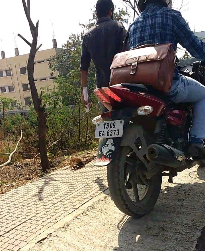 CYBTRAFFIC's tweet photo. Driving on Footpaths or parking on Footpaths causes obstruction to the Pedestrians and force them to walk on the road which leads accidents. Friends lets stick to rule and be a responsible citizen. https://t.co/qmykHR0U9U