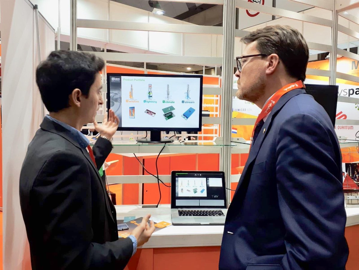 DENSsolutions's tweet photo. Our CTO preparing our booth together with Prince Constantijn of the Netherlands. Ready to show off @DENSsolutions to the Japanese Market!
#insitu #technology #nanoscience #netherlands #denssolutions #dutch #TEM https://t.co/K0zMv8pPSU