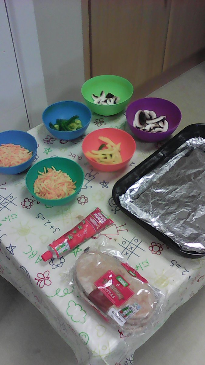 bubblestheglobe's tweet photo. Toddlers have been making yummy pitta pizzas this morning! #littlechefs https://t.co/smEpTRwa7g