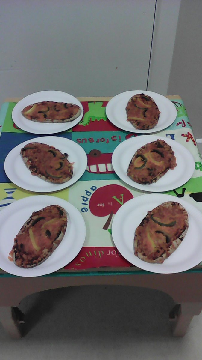 bubblestheglobe's tweet photo. Toddlers have been making yummy pitta pizzas this morning! #littlechefs https://t.co/smEpTRwa7g