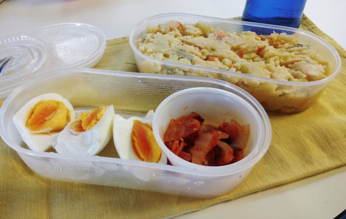 AlexDeulo's tweet photo. Menú de migdia de tupper. Amanida de patata, pastanaga i cogombret + ou dur + #kimchi. Ideal despres de fer un xic d'activitat física. La piscina obre la gana 😋. #bonprofit #lacuinadelasandra #amanidapatata #oudur #tupper #migdia #agafantforces #Boníssim https://t.co/HWddGDyOmT