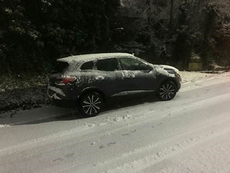 Biffa's tweet photo. A Manchester resident recently got in touch to praise 3 of our staff who went above and beyond for residents in a snowed in street. Damian, Colin &amp; Mark serviced the street but also took the time to clear the roads and gritted it whilst clearing some abandoned cars. Well done 👏 https://t.co/897Ue0DYjX