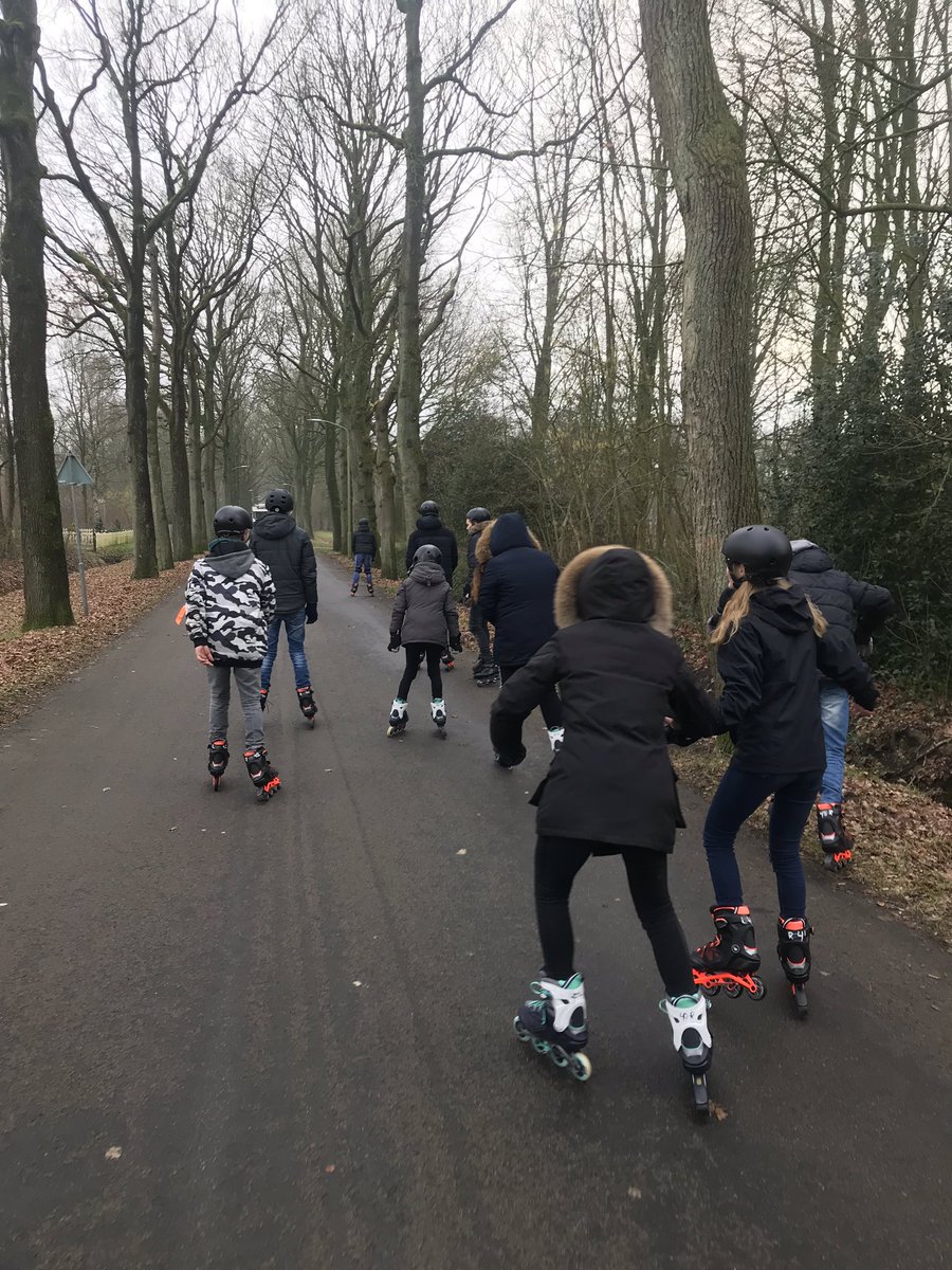 mevrsteen's tweet photo. Wij trokken ons niets aan van code geel. Deze bikkels hebben de kou getrotseerd op skates. 
#vrijetijdsbesteding #proassen #toppers #skaten #vtb #assen #drenthe https://t.co/lEbNXTE8dH