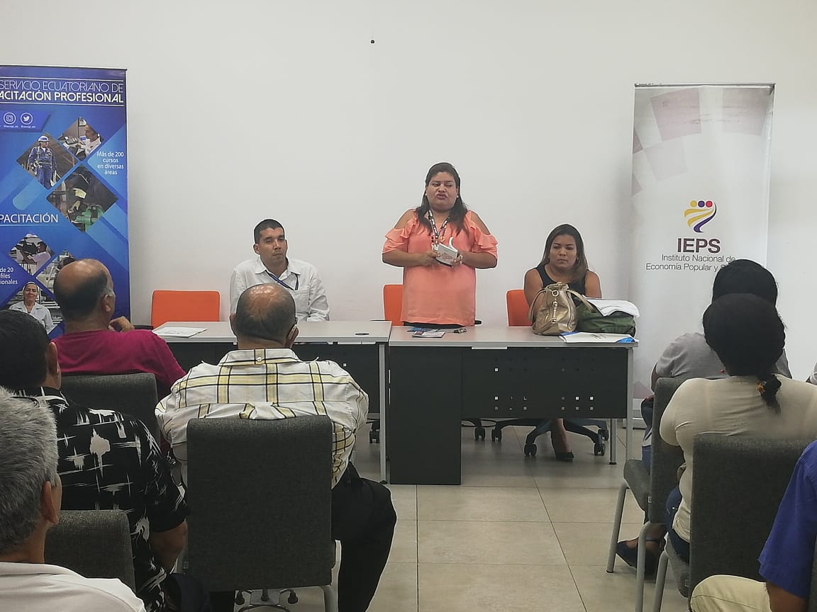 secap_ec's tweet photo. #Esmeraldas | En el Centro Operativo, junto a @IndustriasEc y @IEPS_Ec, se realizó la socialización del servicio de certificación por competencias laborales, en el área de Comercio y Ventas.
#CertifícateConSecap #SecapZonal1 https://t.co/fUJ7ylkrQd