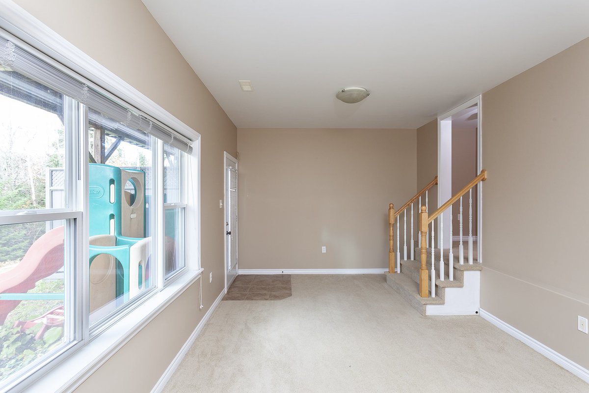 NasKlayme's tweet photo. 38 Collingwood- This middle unit has lots to offer- 3 bedrooms, 2 full baths &amp; 2 half. The main level is an open concept, with bright &amp; white kitchen, dining &amp; living area with 2 pc bath. Heated by natural gas and close to all amenities. https://t.co/XDpRwUqq8f https://t.co/4iiWWH82M8