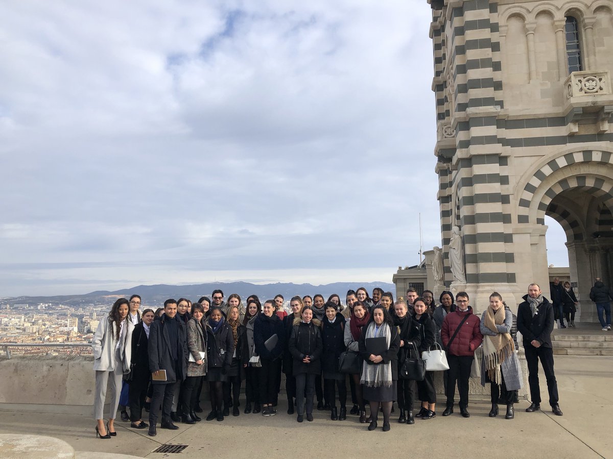CHOOSEMARSEILLE's tweet photo. La formation des étudiants pour le #SalonRDVF continue ! Petite photo-souvenir à Notre-Dame de la Garde 📸 Merci à notre partenaire #Colorbus pour les trajets 🚌 https://t.co/JBUVWgi1Le