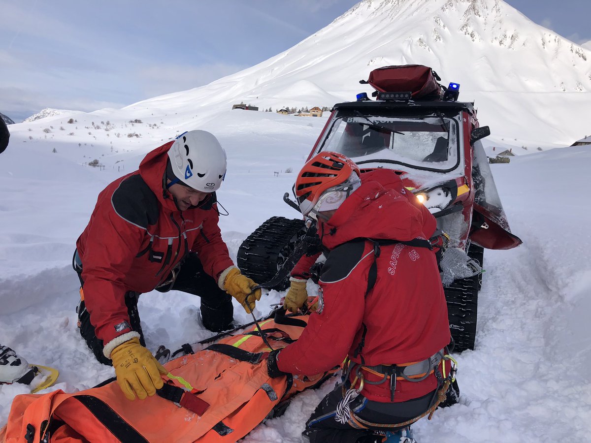 udsp06's tweet photo. [#SecoursEnMontagne] Unir les forces pour protéger, sauver et secourir quels que soient les milieux. En montagne comme ailleurs, les @PompiersFR portent aussi #secours : #EnsemblePlusLoin. https://t.co/1Qpm6GcTbS