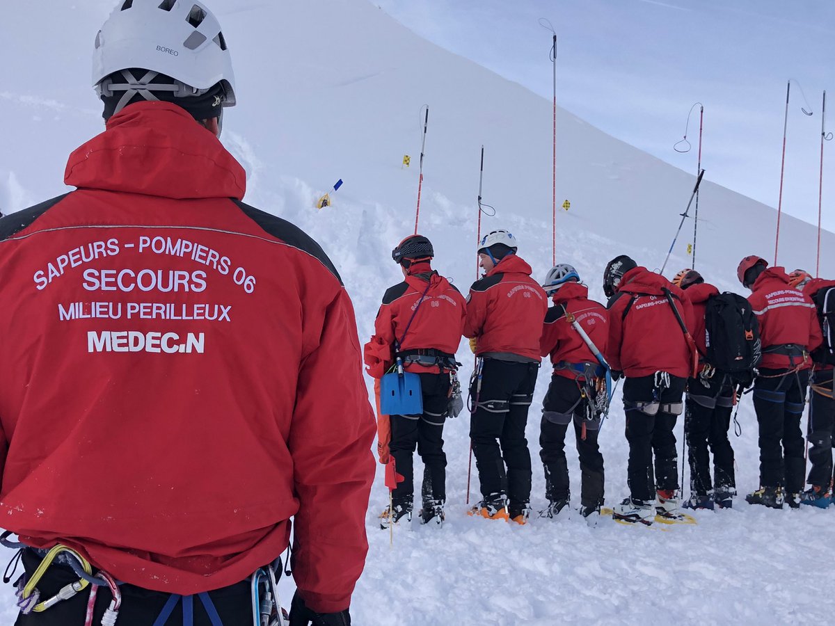 udsp06's tweet photo. [#SecoursEnMontagne] Unir les forces pour protéger, sauver et secourir quels que soient les milieux. En montagne comme ailleurs, les @PompiersFR portent aussi #secours : #EnsemblePlusLoin. https://t.co/1Qpm6GcTbS