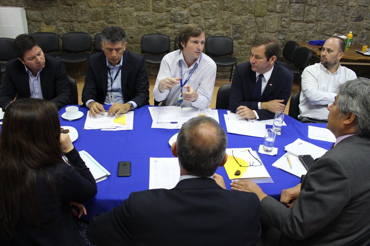 MCuracavi's tweet photo. El Alcalde #JuanPabloBarros junto al Super. de la @SEC_cl L. Ávila y @EnergiaRM @sebaherrer encabeza reunión con @CGE_Energia a quienes plantea los problemas que han tenido los vecinos por los reiterados cortes de luz en #Curacaví. Solicita acciones concretas para q no se repitan https://t.co/at2GiIOudF