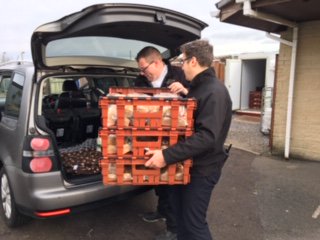 wincantonraces's tweet photo. Following today's abandoned meeting, the @BalsamCentre are helping put our raceday food to good use with donations to Dementia Groups, The Lost Cafe, The Golden Age Group, The Men's shed and Yeovil homeless centre 😀

Our catering team have been busy carrying out the deliveries! https://t.co/qCQBxwlaYl