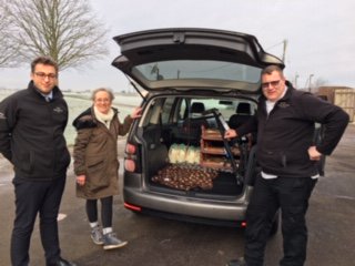 wincantonraces's tweet photo. Following today's abandoned meeting, the @BalsamCentre are helping put our raceday food to good use with donations to Dementia Groups, The Lost Cafe, The Golden Age Group, The Men's shed and Yeovil homeless centre 😀

Our catering team have been busy carrying out the deliveries! https://t.co/qCQBxwlaYl