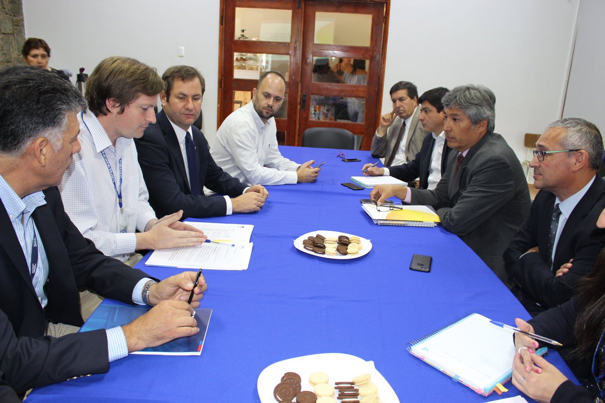 MCuracavi's tweet photo. El Alcalde #JuanPabloBarros junto al Super. de la @SEC_cl L. Ávila y @EnergiaRM @sebaherrer encabeza reunión con @CGE_Energia a quienes plantea los problemas que han tenido los vecinos por los reiterados cortes de luz en #Curacaví. Solicita acciones concretas para q no se repitan https://t.co/at2GiIOudF