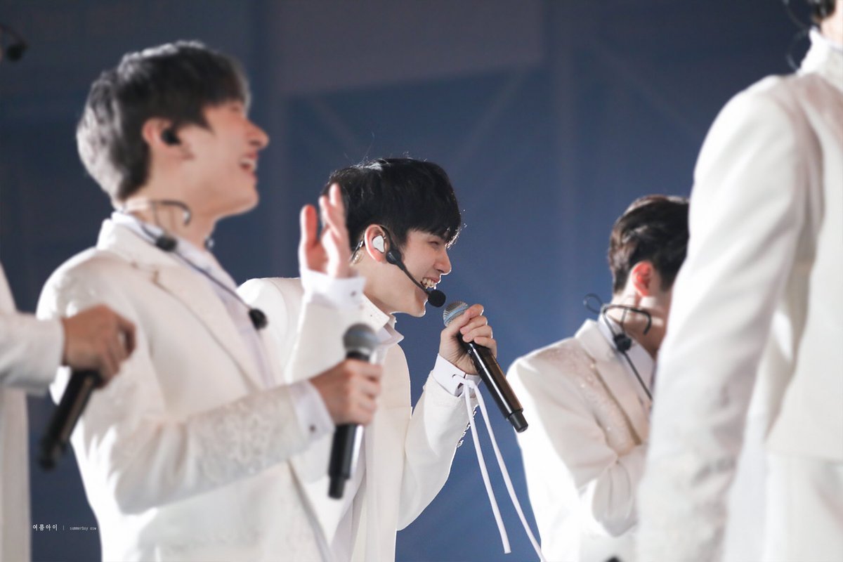 ongsung making my day better.. look at their smiles 🌸🌸🌸