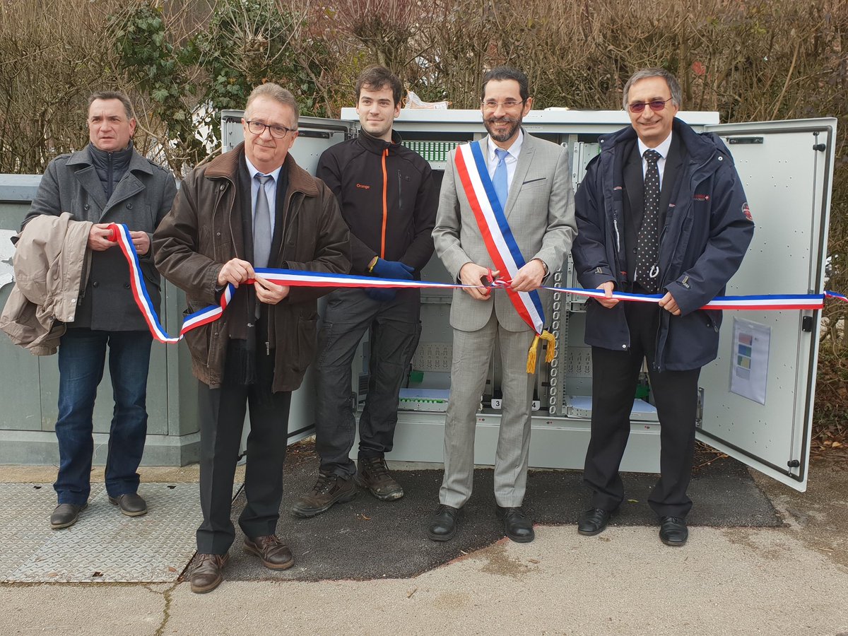 OrangeBFC's tweet photo. Le déploiement de la #FibreOrange s’accélère dans le #GrandBesançon. Aujourd'hui inauguration à 
#Boussieres d'1 des 2 armoires optiques de la commune. Les 1ers foyers seront éligibles à la Fibre Optique dès mars 2019. https://t.co/Wb2G7zzvyU
