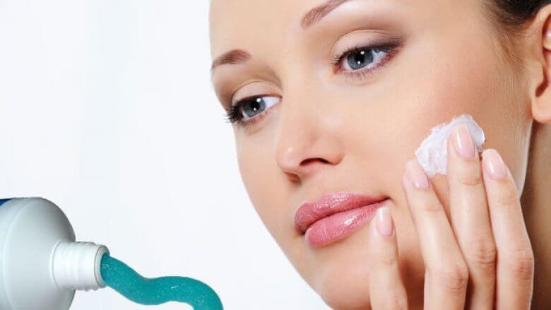 Зубная паста на прышии. Зубная паста от прыщей на лице. Наносить зубную пасту на прыщ. Зубная паста на прышии. Зубная паста от прыщей на лице.