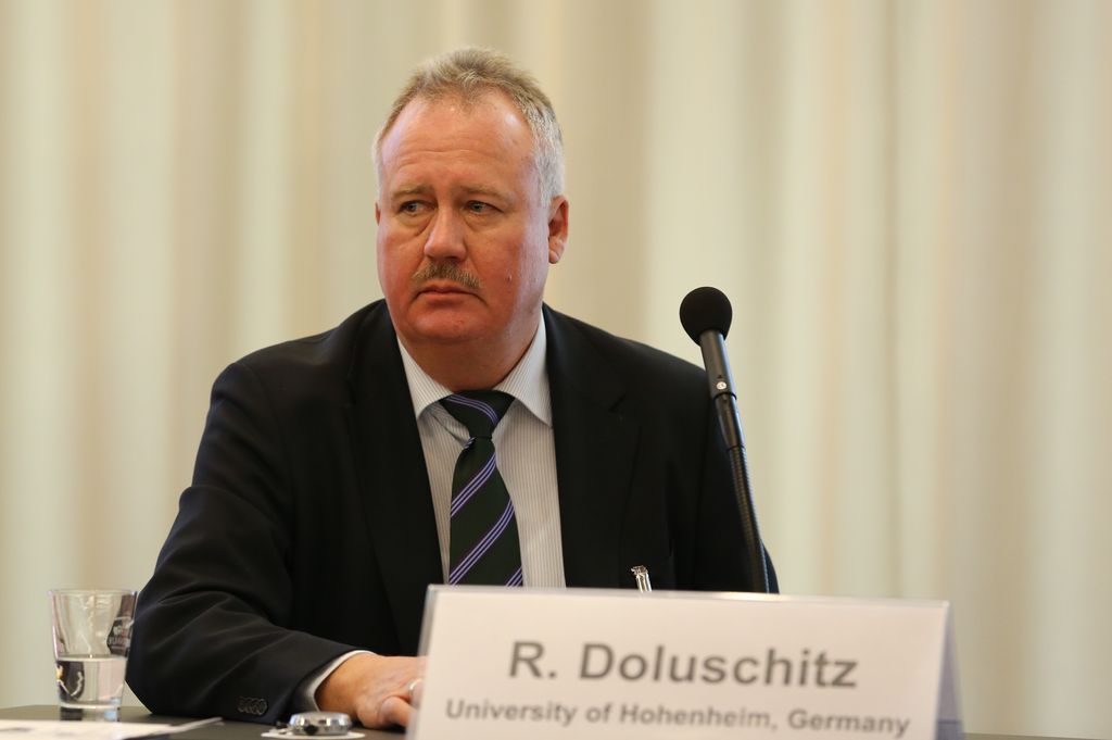 FSCHohenheim's tweet photo. 𝐖𝐡𝐚𝐭 𝐝𝐨𝐞𝐬 𝐅𝐒𝐂 𝐝𝐨? Check out the 𝐅𝐒𝐂 𝐝𝐢𝐫𝐞𝐜𝐭𝐨𝐫'𝐬 interview with @BWagrar 
#FSC #FoodSecurity #DAAD
https://t.co/cyr7PganyG https://t.co/iKjsOV9LgT
