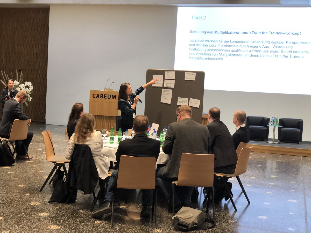 digitalmedizin's tweet photo. „Train the trainer“ für digitale Kompetenzen der Gesundheitsberufe mit @AulenkampJana und @Medizindidaktik beim #CDialog19 https://t.co/Qw0Z4G3OYu