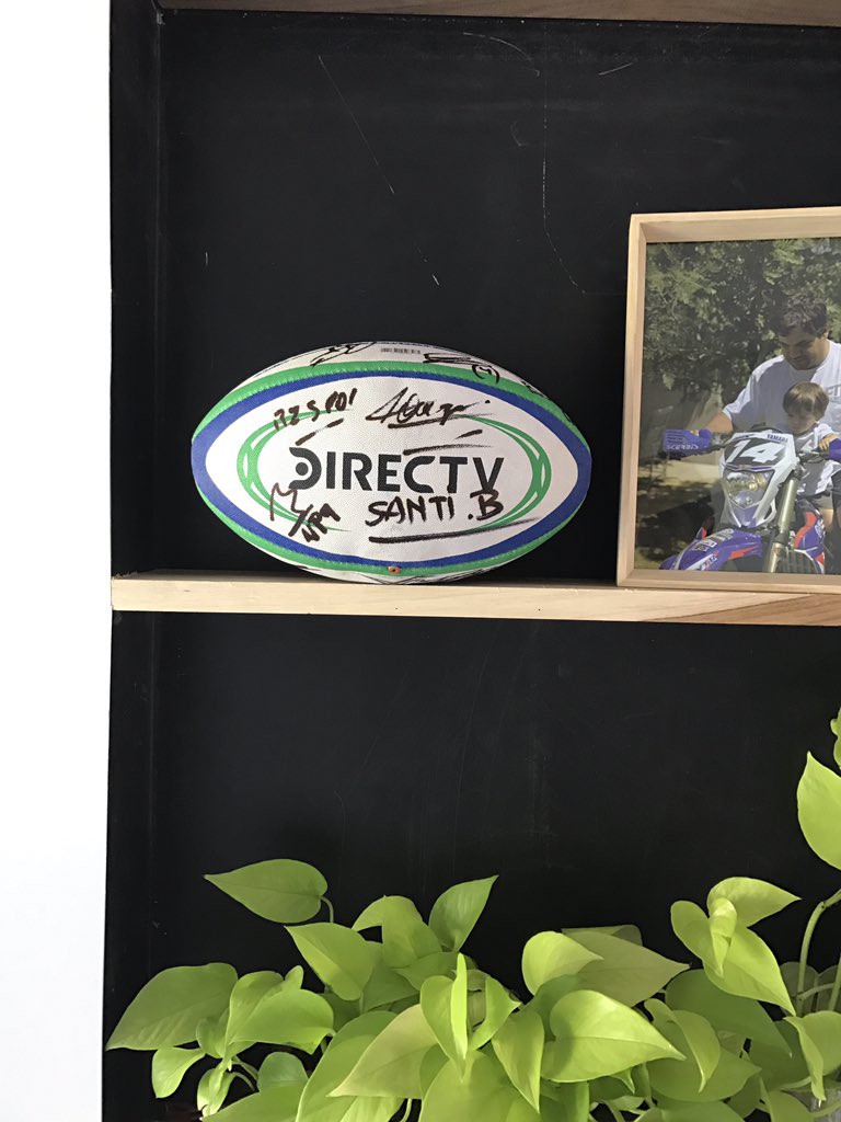 Muchas gracias <a href="/DIRECTVSports/">Claudia Antunes Gomes</a> @DIRECTVar por la pelota firmada por los jugadores de <a href="/LosTordosRC/">Los Tordos Rugby</a> ! Recuerdo de una gran final! <a href="/SantiBertranou/">Santiago Bertranou</a>
