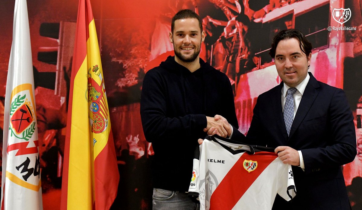 Mario Suárez posa con la camiseta del Rayo.