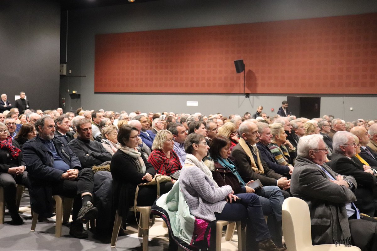 auroreberge's tweet photo. « Je veux répondre aux souffrances qui s’expriment. Le mal de notre pays, c’est qu’il est sclérosé par les blocages. Des blocages politiques et sociaux qui préservent les privilèges de quelques-uns au détriment de millions d’autres : où est la liberté dans tout ça ? » #Voeux2019 https://t.co/sED3XMyA3c