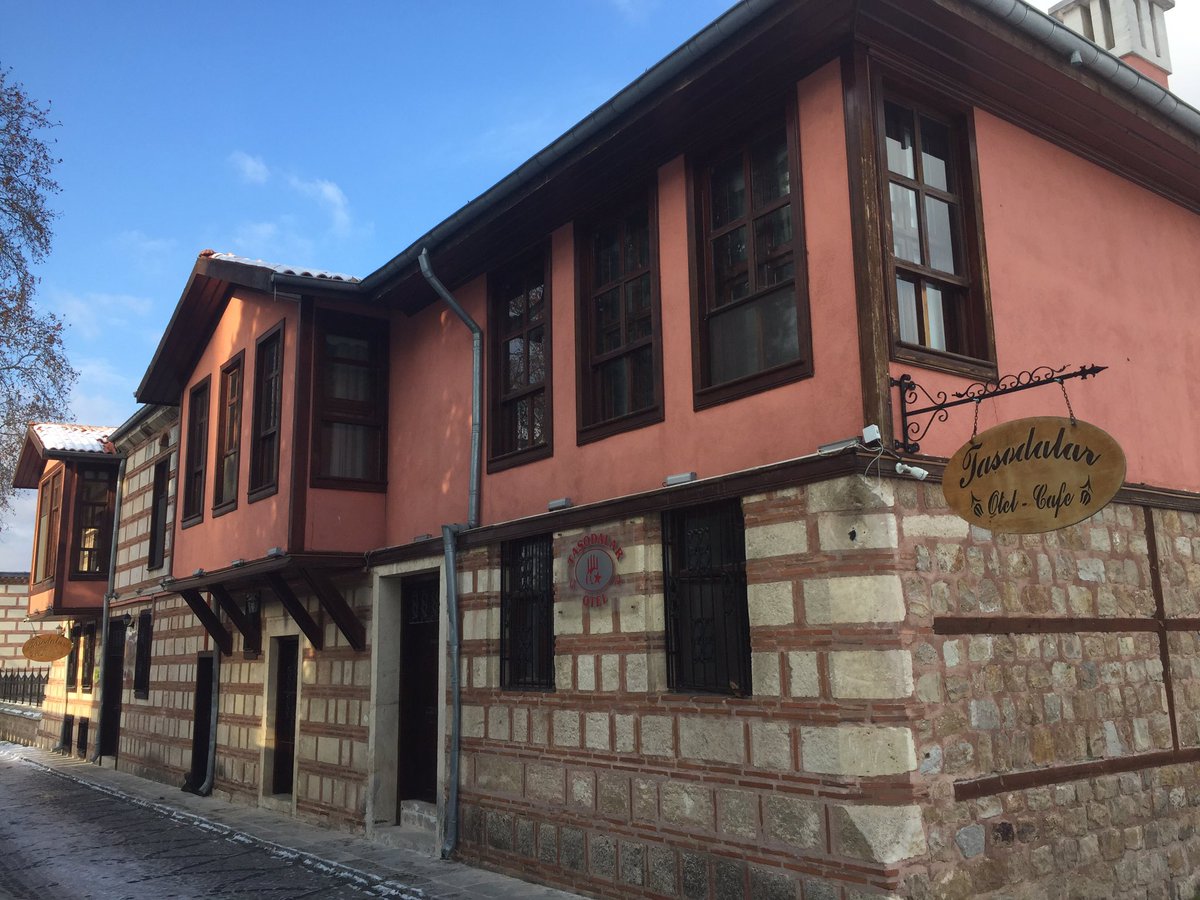 “Gençlikte gözler pırıl pırıl yanar ama hiçbir şey göremez.Toymuşuz,güreş ve şiirden Edirne’yi görememişiz.Bize Fuzuli’ye bak dediler, Oysa Edirne’ye baksak yetermiş.”M.Akif Ersoy Edirne için söylemiş.Edirne’ye gelmeli, Edirne’yi yaşamalısınız. tasodalar.com